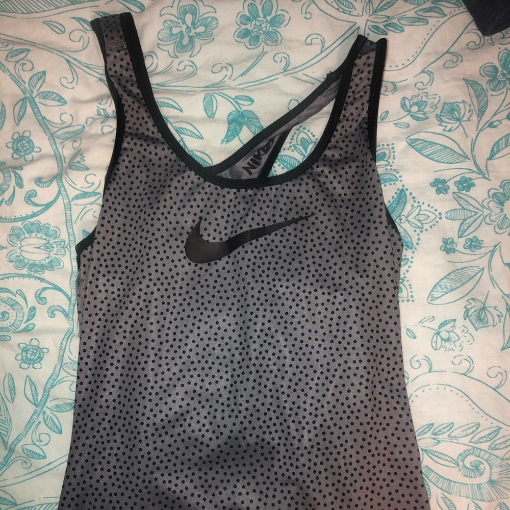 Adorable polka dot Nike running shirt - size S!!